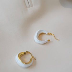 White retro enamel earrings with irregular circle